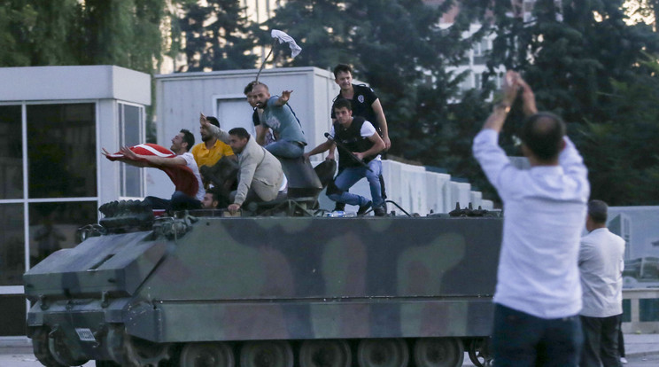 Törökországban hatalomátvételt kísérelt meg a katonaság, de leverték a puccskísérletet /Fotó: AFP