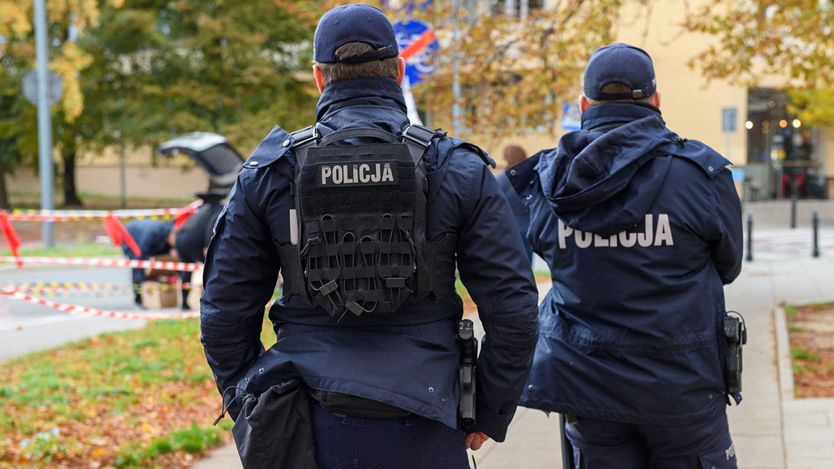 Bielsk Podlaski: Oszustwo na policjanta. Kobieta wyrzuciła przez okno 150 tys. zł