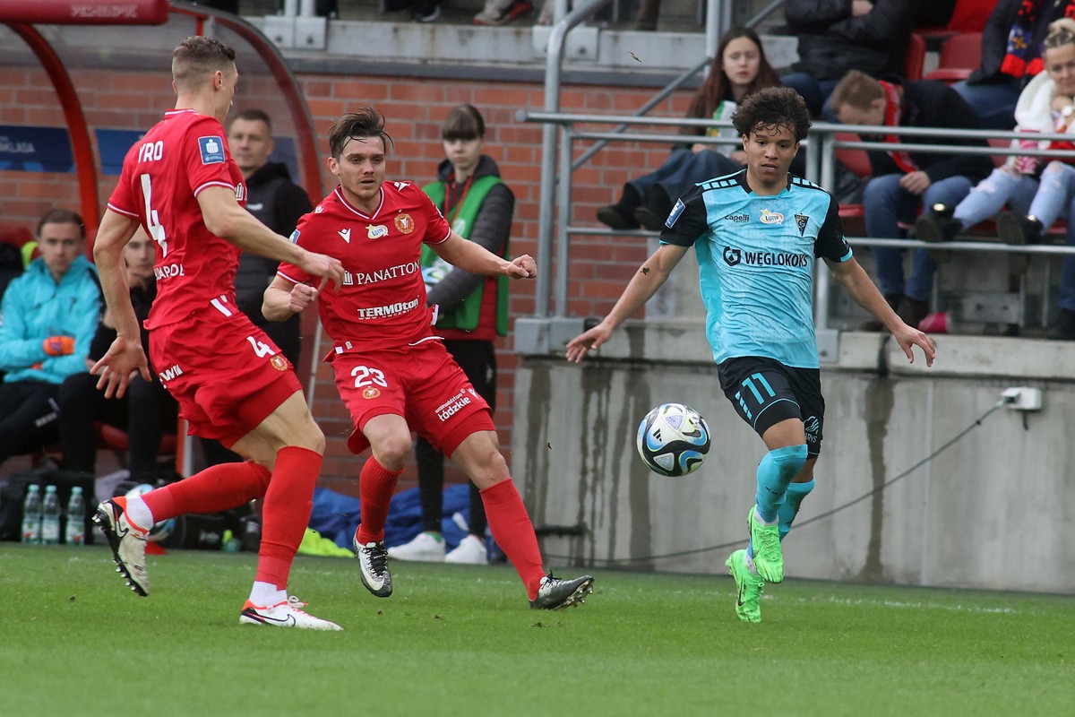 Piłkarze Widzewa Łódź Mateusz Żyro (L) i Paweł Zieliński (C) oraz Lawrence Ennali (P) z Górnika Zabrze podczas meczu Ekstraklasy