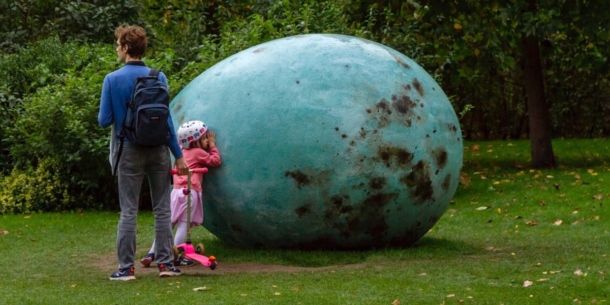 Jajo kosa, brat warszawskiej rzeźby, trzy lata temu zadomowiło się w Londynie. Stoi w Regent's Park. 