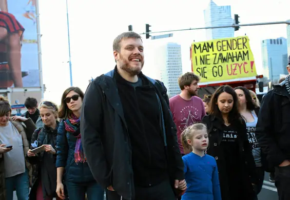 Adrian Zandberg dla Noizz: męcząc się po godzinach w "korpo", nie zbudujemy sobie stabilizacji