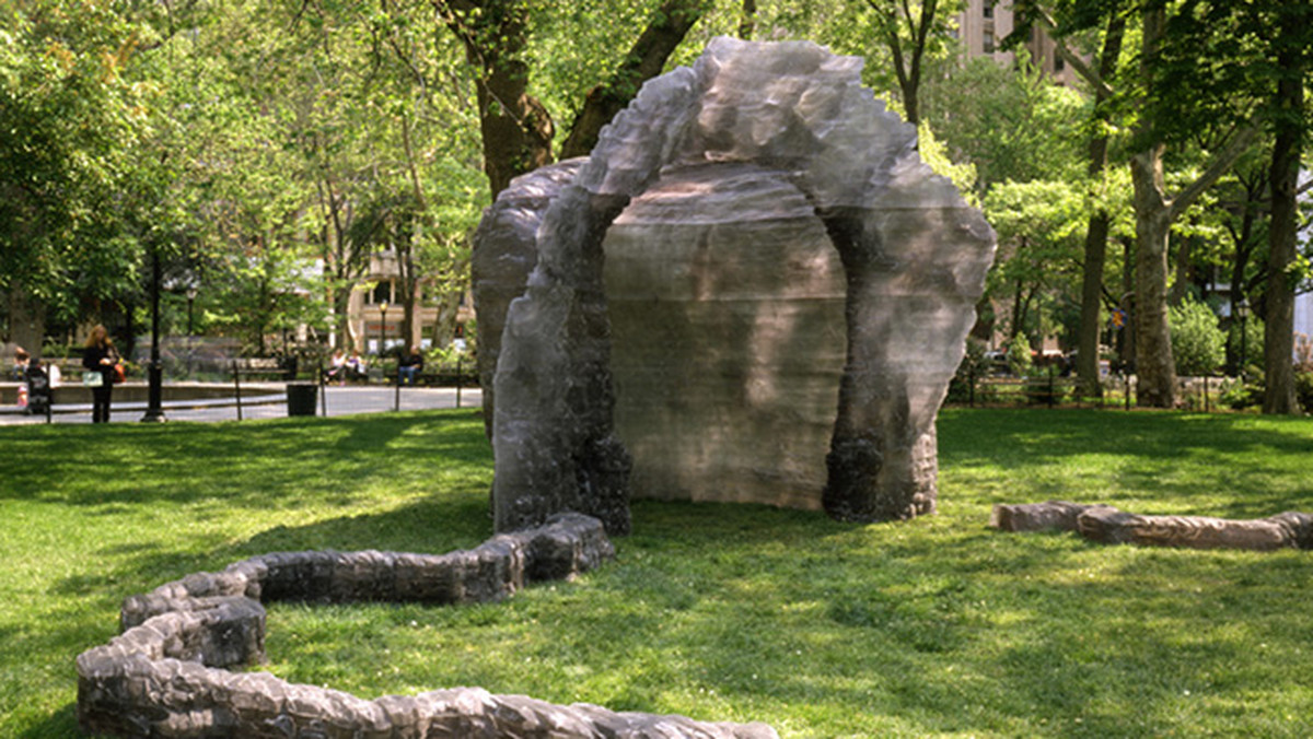 Rzeźba o nazwie "Ona", autorstwa artystki polskiego pochodzenia Urszuli von Rydingsvard, od tygodnia zdobi reprezentacyjną halę widowiskowo-sportową Barclays Center na nowojorskim Brooklynie. Monument o wysokości ok. 6 metrów waży blisko sześć tysięcy kilogramów.