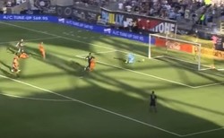 Jedenasty gol Kacpra Przybyłki. Piłka wpadła do siatki po koszmarnym błędzie bramkarza [WIDEO]