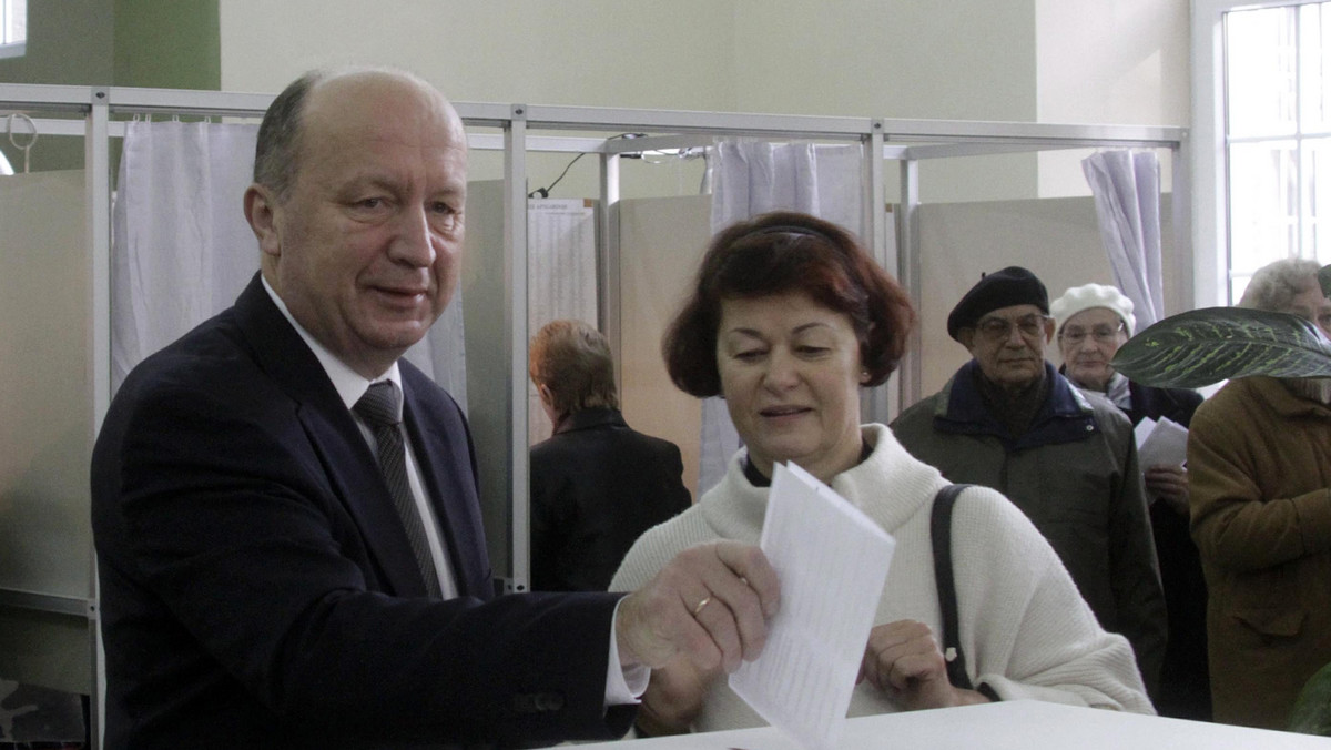 Zwycięstwo partii lewicowych na Litwie pokazuje dobitnie, że prawica w czasach kryzysu się nie sprawdza - uważa poseł Ruchu Palikota Andrzej Rozenek. Jak podkreślił, cieszy sukces Akcji Wyborczej Polaków na Litwie, który daje szansę na nowe otwarcie na linii Warszawa-Wilno.