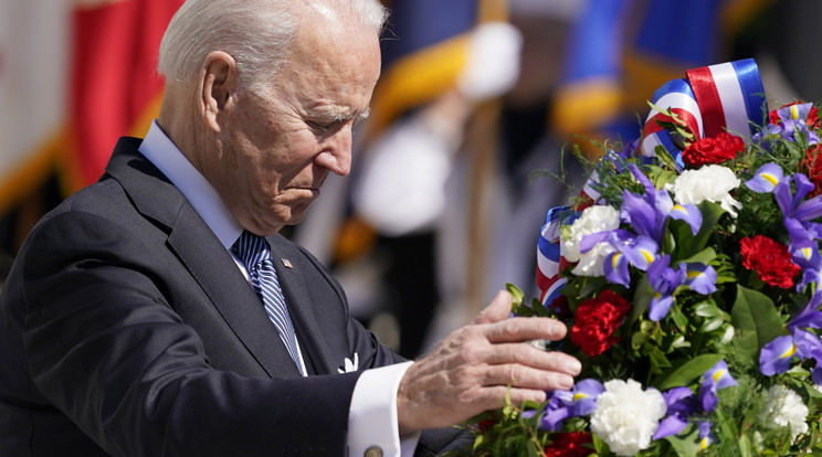 Joe Biden megkoszorúzta az Ismeretlen Katona emlékművet / Fotó: MTI / Alex Brandon
