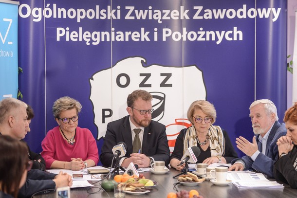 Warszawa, 26.01.2018. Minister zdrowia Łukasz Szumowski (C), prezes Naczelnej Rady Pielęgniarek i Położnych Zofia Małas (3P) i przewodnicząca OZZPiP Krystyna Ptok (2L) podczas spotkania z przedstawicielami Ogólnopolskiego Związku Zawodowego Pielęgniarek i Położnych, 26 bm. w siedzibie OZZPiP w Warszawie. 