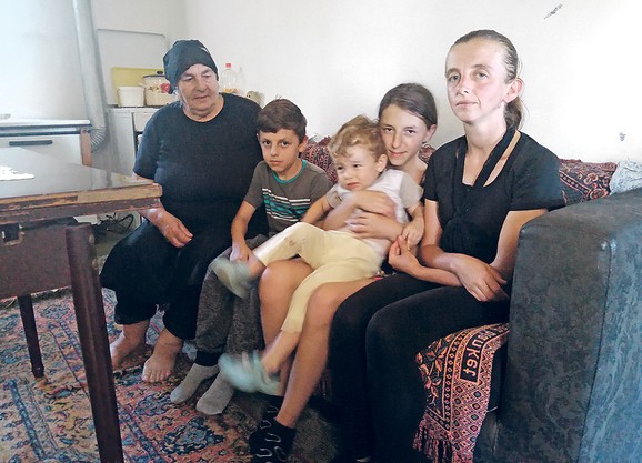 Novak, Ognjen i Jovana žive sa majkom i babom u planinskom selu Letoviše