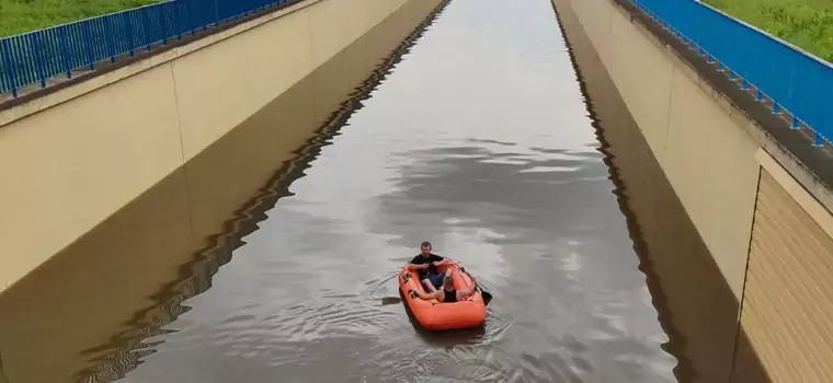 Nietypowy widok na obwodnicy Kutna. Pływali po niej pontonem [Nagranie]