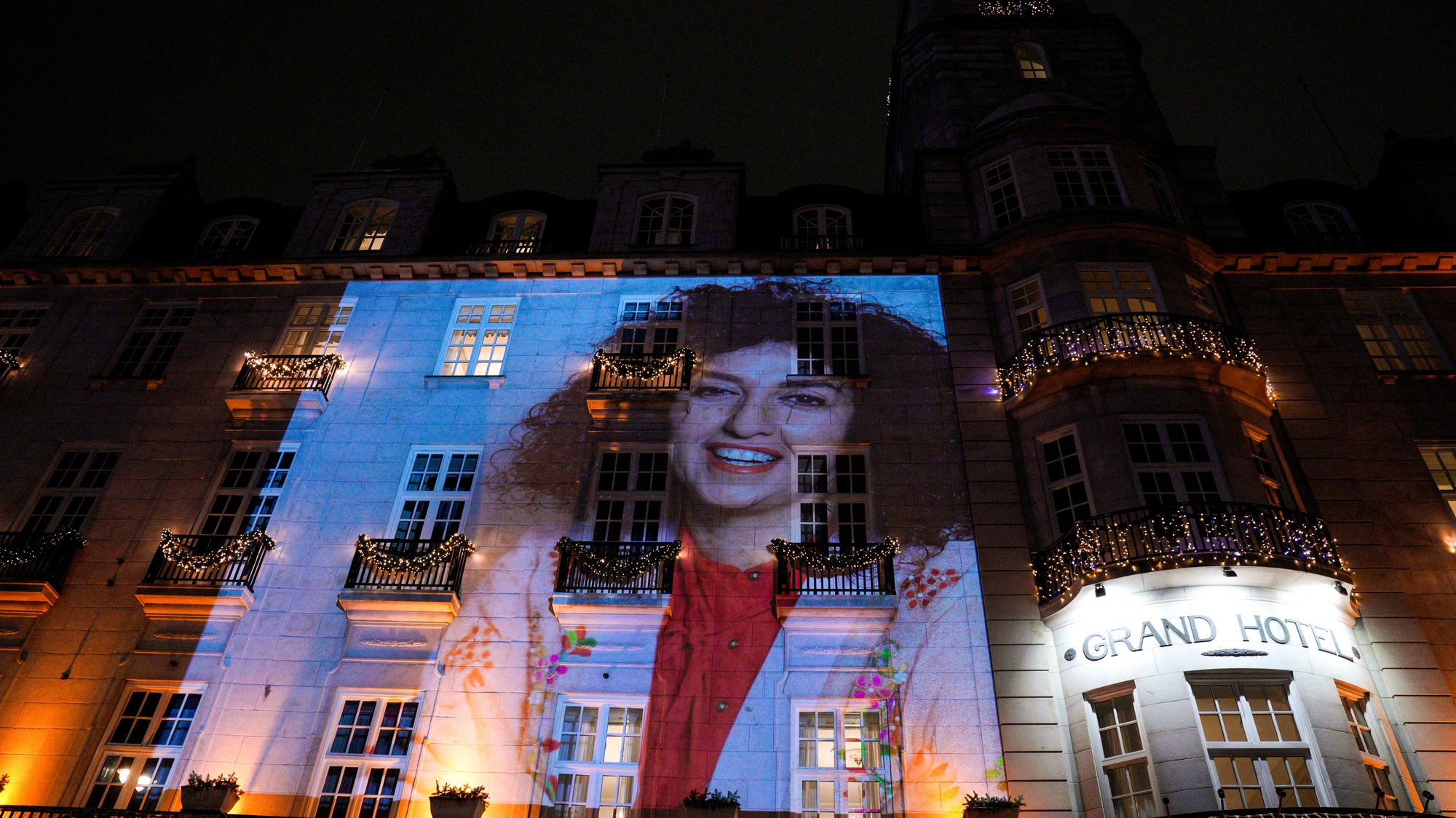 Fotografia laureátky Nobelovej ceny za mier Narges Mohammadiovej na stene Grand Hotela v centre Osla pred nobelovským banketom v súvislosti s udelením Nobelovej ceny za mier na rok 2023.