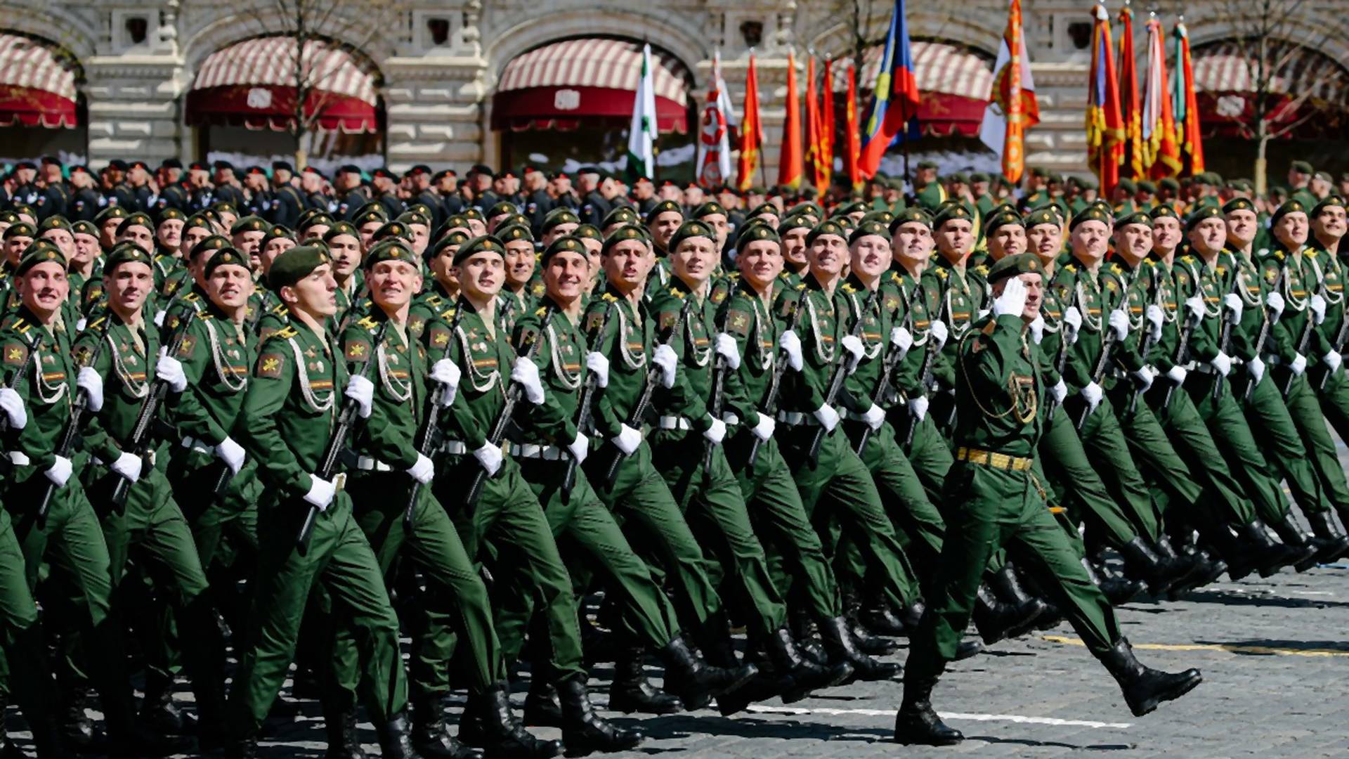 O čemu razmišljaju vojnici dok marširaju na najvećoj paradi na svetu - neverovatne fotografije iz Moskve