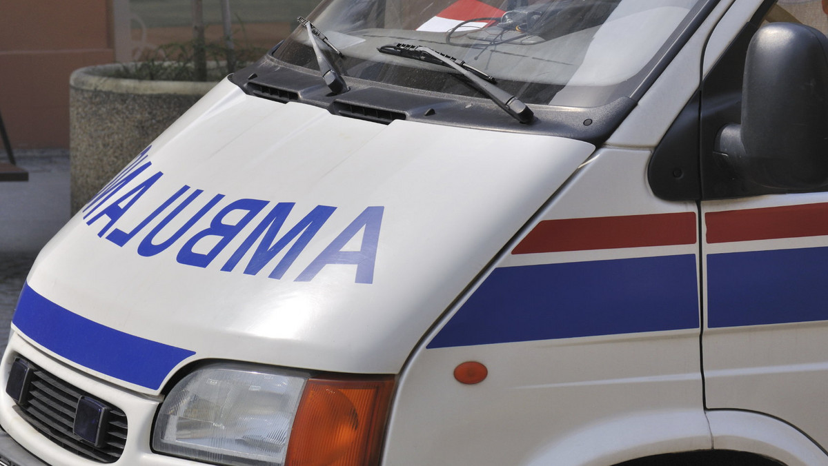 Karetka jechała na sygnale i na skrzyżowaniu zderzyła się z autem osobowym. Ambulans transportował pacjenta, który po przewiezieniu do szpitala zmarł - podaje TVN24.pl.