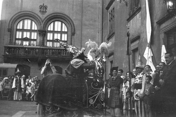 1966 rok. Lajkonik pod Urzędem Miejskim pije zdrowie jednego z włodarzy