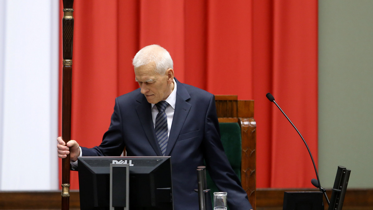 Nowy parlament powinien zaproponować Polsce i światu nową konstytucję –  powiedział marszałek-senior Kornel Morawiecki w emocjonalnym przemówieniu inaugurującym VIII kadencję Sejmu.