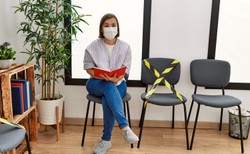 Czytanie poezji przed wizytą u lekarza. By umilić czas oczekiwania