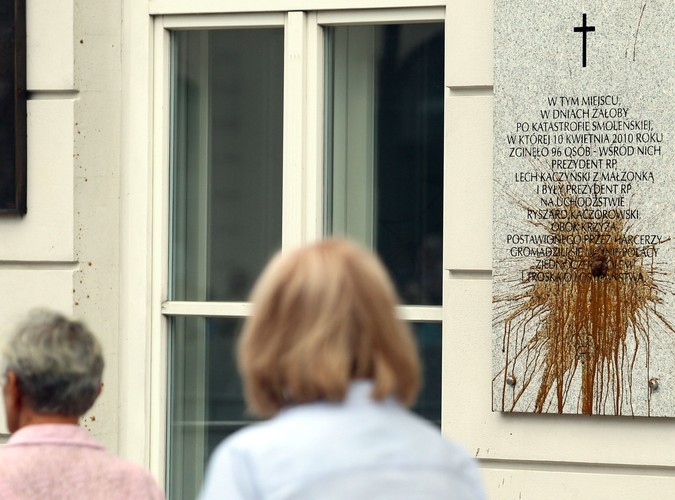 Tablica oblana fekaliami