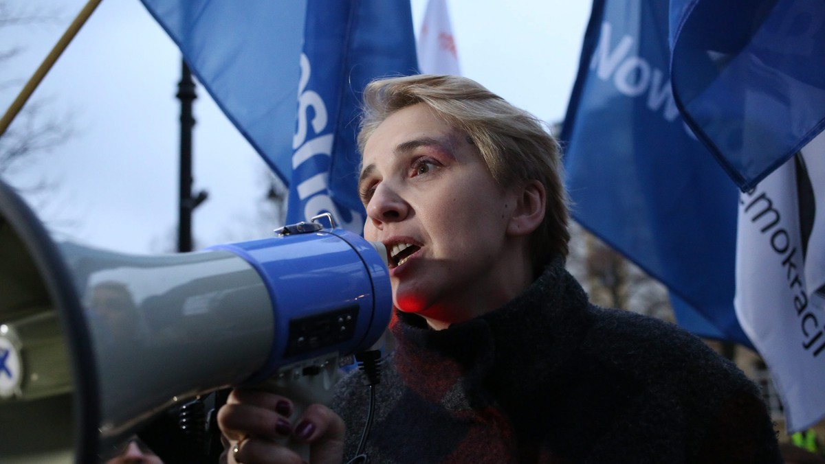 Nowoczesna przeprasza za zachowanie posłanki Joanny Scheuring-Wielgus wobec reporterki "Wiadomości" TVP1.  - Jeżeli Ewa Bugała poczuła się urażona to, w imieniu klubu przepraszam - mówi w rozmowie z Wirtualnemedia.pl rzecznik partii Paweł Rabiej.