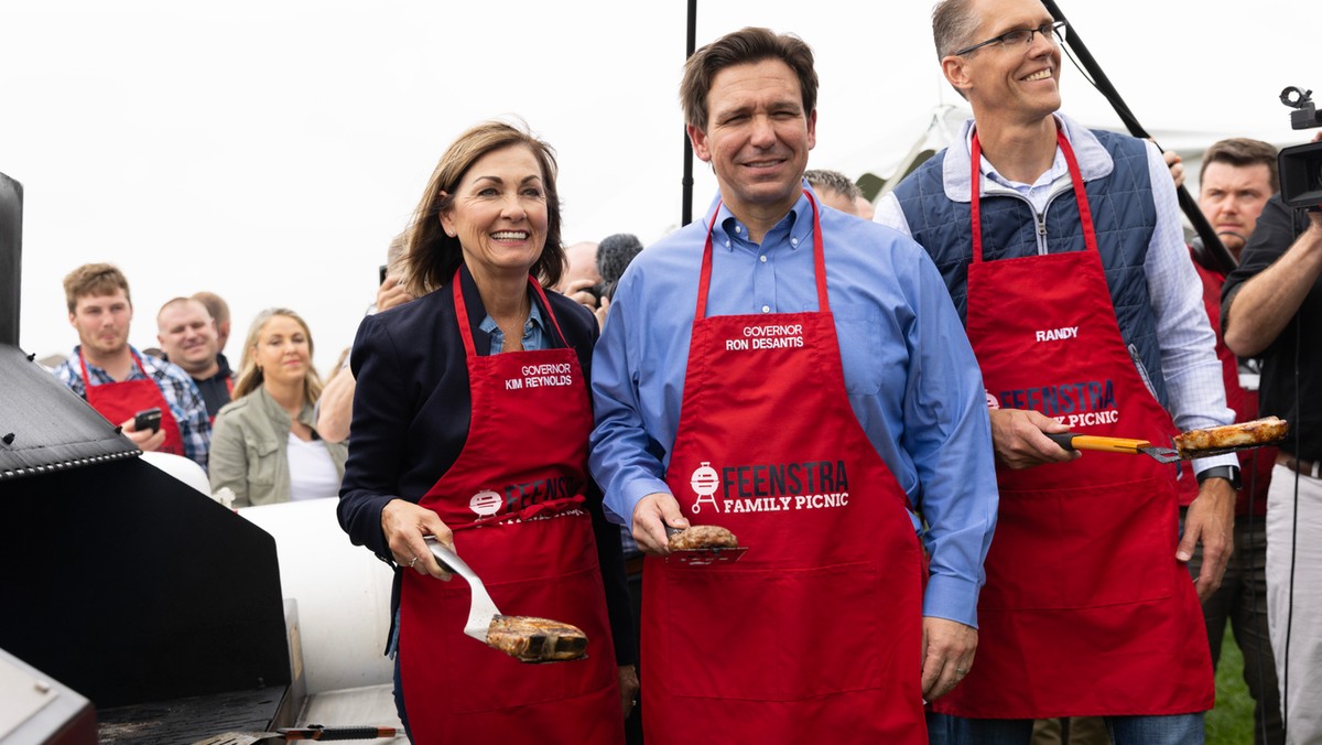 W związku z tornadem Donald Trump nie wziął udziału w swoim sobotnim wiecu w stanie Iowa, co Ron DeSantis w pełni wykorzystał, urządzając w tym stanie objazd pod nieobecność byłego prezydenta.