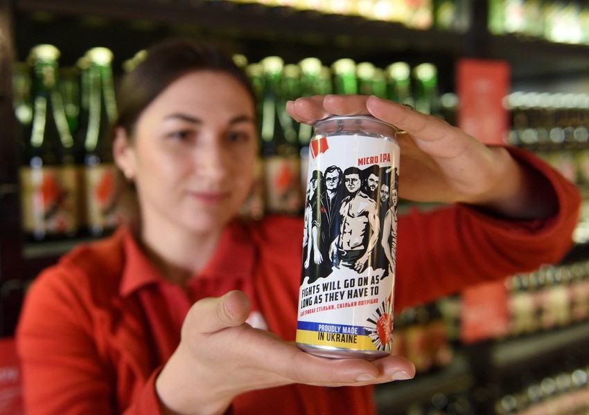 Ukrajinsko pivo sa likovima Valerija Zalužnog, Oleksija Reznikova, Dmitra Kulebe, Volodimira Zelenskog, Oleksija Arestoviča, Andrija Jermaka i Vitalija Kima