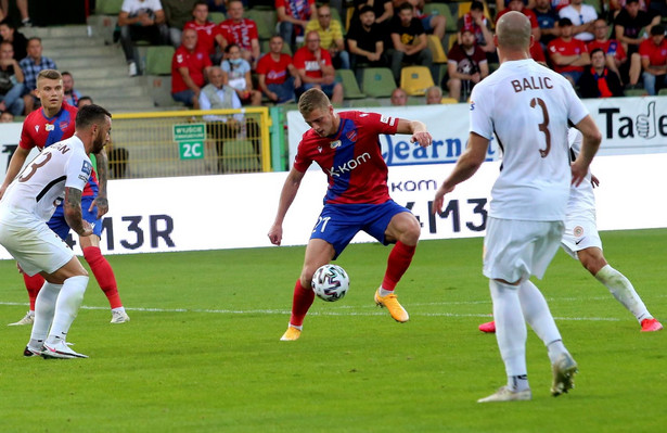 Piłkarz Rakowa Częstochowa Vladislavs Gutkovskis (C) oraz Lubomir Guldan (L) i Sasa Balić (P) z KGHM Zagłębie Lubin