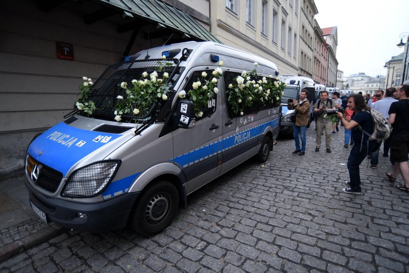 Błaszczak wygrał. Absurdalne słowa o blokowaniu miesięcznicy