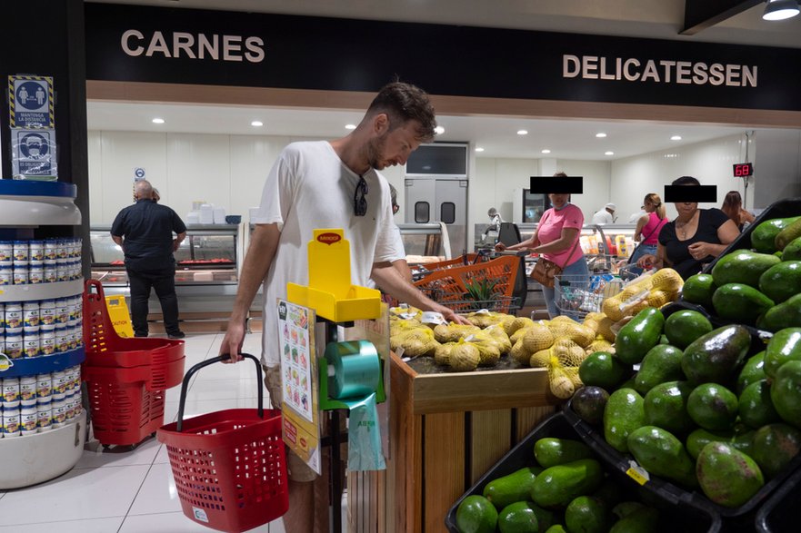 Na zakupach w lokalnym supermarkecie. Ten jest w mieście i całkiem nieźle wyposażony!