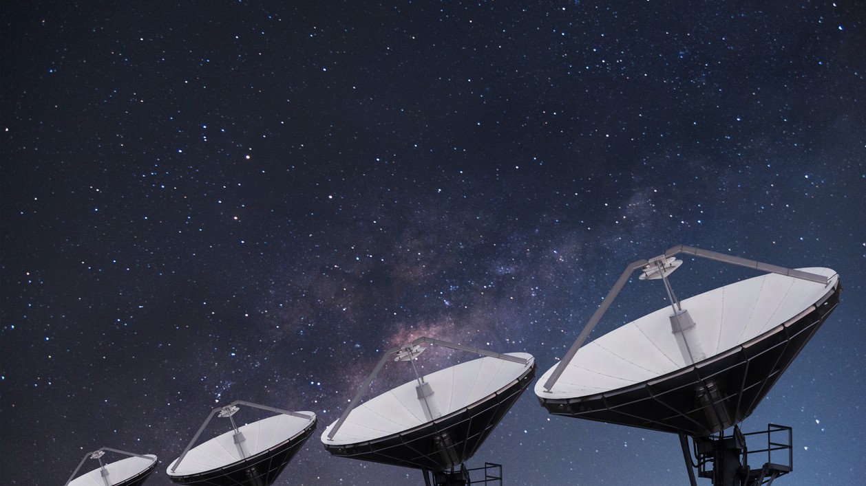 Rádiové antény nasmerované na hviezdnu oblohu s viditeľnou Mliečnou cestou. Astronómovia pomocou rádioteleskopov zachytávajú krátke rádiové záblesky z hlbokého vesmíru. Najvzdialenejší doteraz lokalizovaný signál FRB 20240304B putoval k Zemi viac než 10 miliárd rokov. (Ilustračný obrázok)
