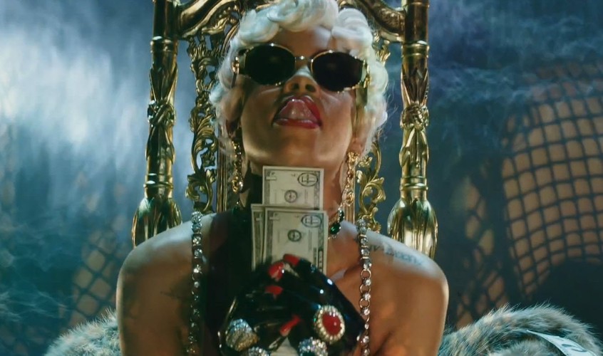 Rihanna w klipie do 'Pour It Up'