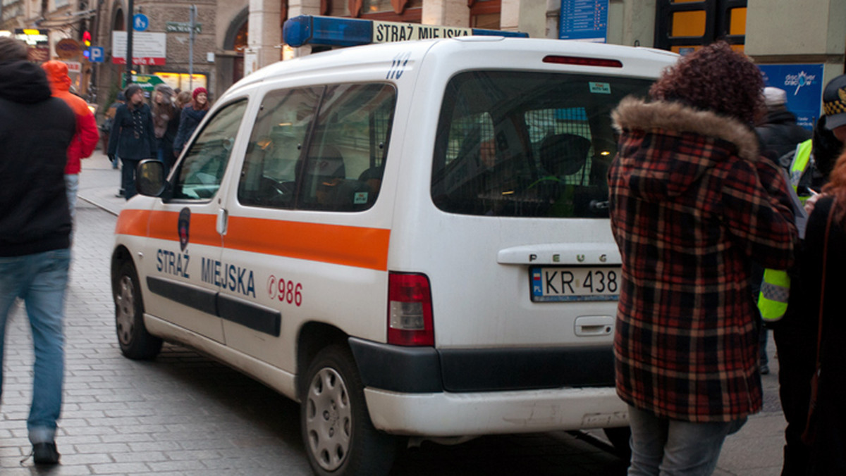 Strażnicy miejscy wspólnie z jednym z mieszkańców zatrzymali starszego mężczyznę. Jak się okazało, obnażał i onanizował się on przed dziećmi na krakowskich Plantach, w pobliżu szkoły podstawowej numer 1. To nie pierwszy, kiedy mężczyzna zostaje zatrzymany za takie zachowanie.