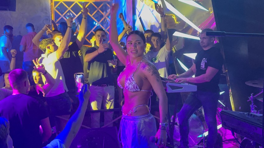 Sandra Afrika na nastupu u bikiniju i patikama