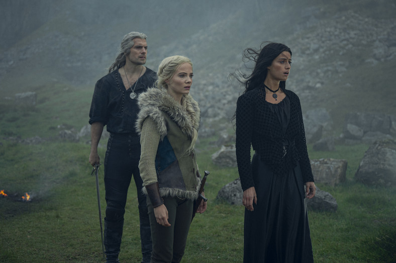 Zdjęcie z planu 3. sezonu "Wiedźmina". Geralt, Ciri i Yennefer odkrywają nową dynamikę swojej rodziny / mat. prasowe Netflix