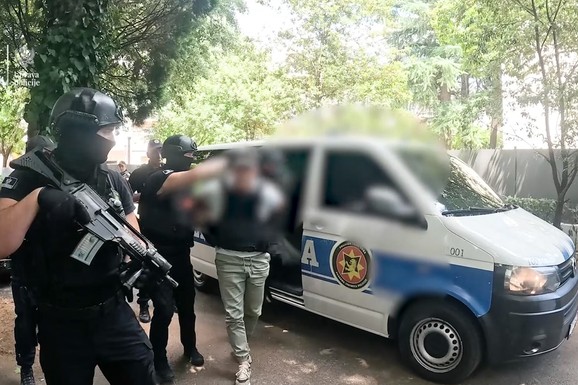 "LEŽAO JE NA TRAVNJAKU I JAUKAO, ČUO SAM SVAĐU" Srboljub iz Šapca BRUTALNO IZBO mladića (22), pa pobegao iz zatvora: Sprečen jeziv KRVAVI PIR u Crnoj Gori?!