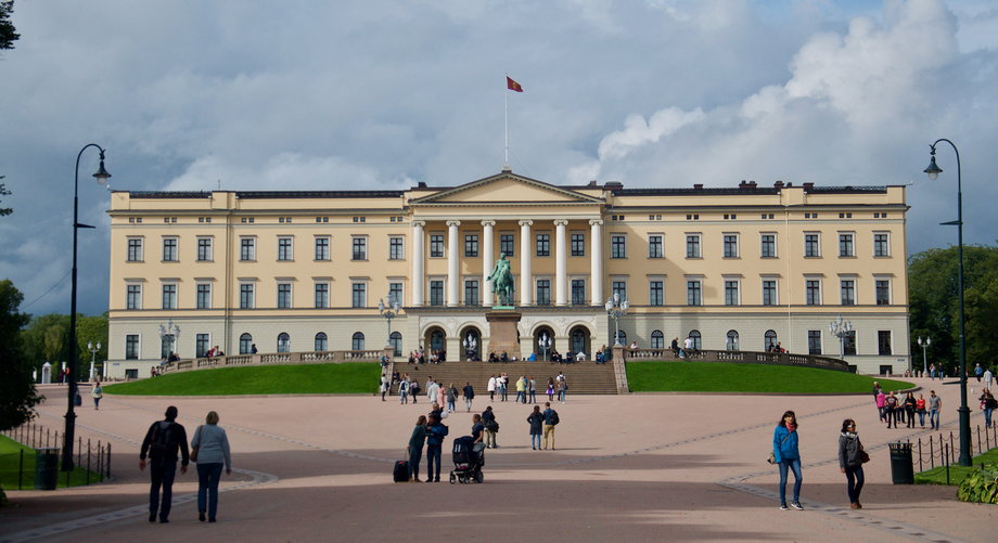 Slottet, czyli pałac królewski, to jedna z głównych atrakcji Oslo. Codziennie o godzinie 13.30 można obserwować uroczystą zmianę warty. Wokół pałacu rozciąga się publiczny park