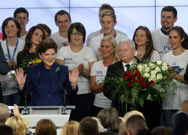 Jarosław Kaczyński melduje wykonanie zadania śp. Lechowi Kaczyńskiemu. WIDEO