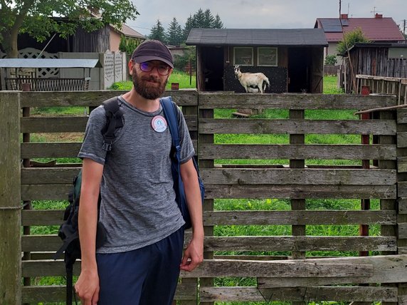 Okazuje się, że miejsce, w którym rozbijam namiot, sąsiaduje z zagrodą kóz