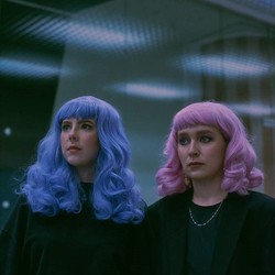 Dawid Grzelak pokazuje teledysk do nagrania "Algorytm"