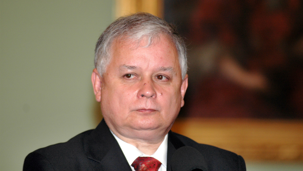Atutami Lecha Kaczyńskiego są ciekawa osobowość, czysta biografia i osobista uczciwość. Zostanie prezydentem, jeśli odwoła się do zwykłych ludzi. Przegra, jeśli podda się nowobogackiemu blichtrowi kampanii.