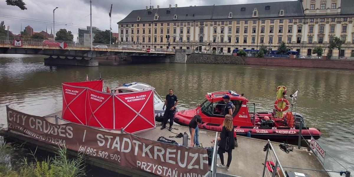 Ciało mężczyzny znaleziono naprzeciwko Uniwersytetu Wrocławskiego.