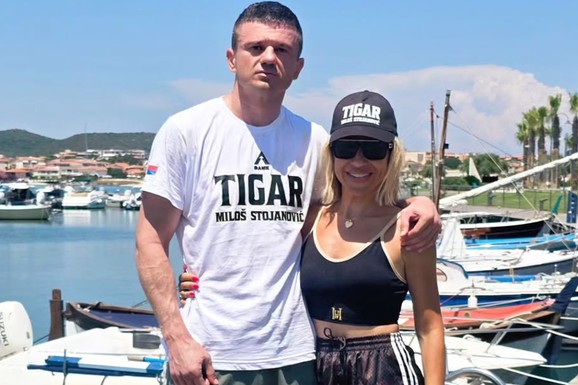 JOVANA JEREMIĆ I TIGAR TRENIRAJU NA ULICI On skinuo majicu i preznojava se, a voditeljka u šortsu i topu - SVE PRŠTI (Video)