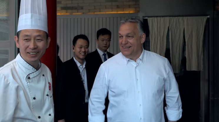 Orbán Viktor kormányfőnek a kínai séf mutatta meg a menüt