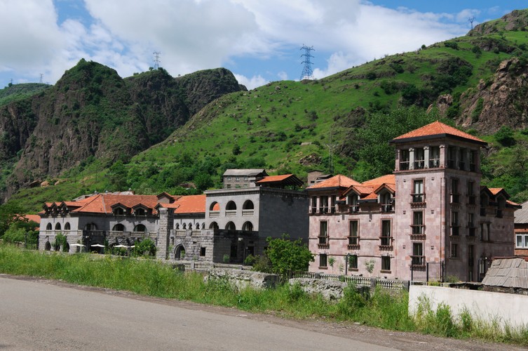 5. miejsce: Armenia – pomimo swojej dobrze rozwiniętej infrastruktury turystycznej, pozostaje na uboczu masowej turystki. Może to dobrze? Dzięki temu, wszyscy którzy planują podróż do Armenii mają szansą spokojnie zobaczyć kraj z niezwykłym krajobrazem oraz niezwykle uczynnymi i pomocnymi mieszkańcami. Warto nadmienić, że od stycznia br. Obywatele UE nie potrzebują wiz przy wjeździe do Armenii.