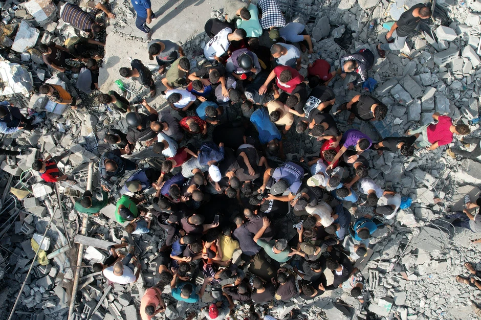 Palestinci traže preživele u izraelskom bombardovanju izbegličkog kampa Magazi u Pojasu Gaze 5. novembra