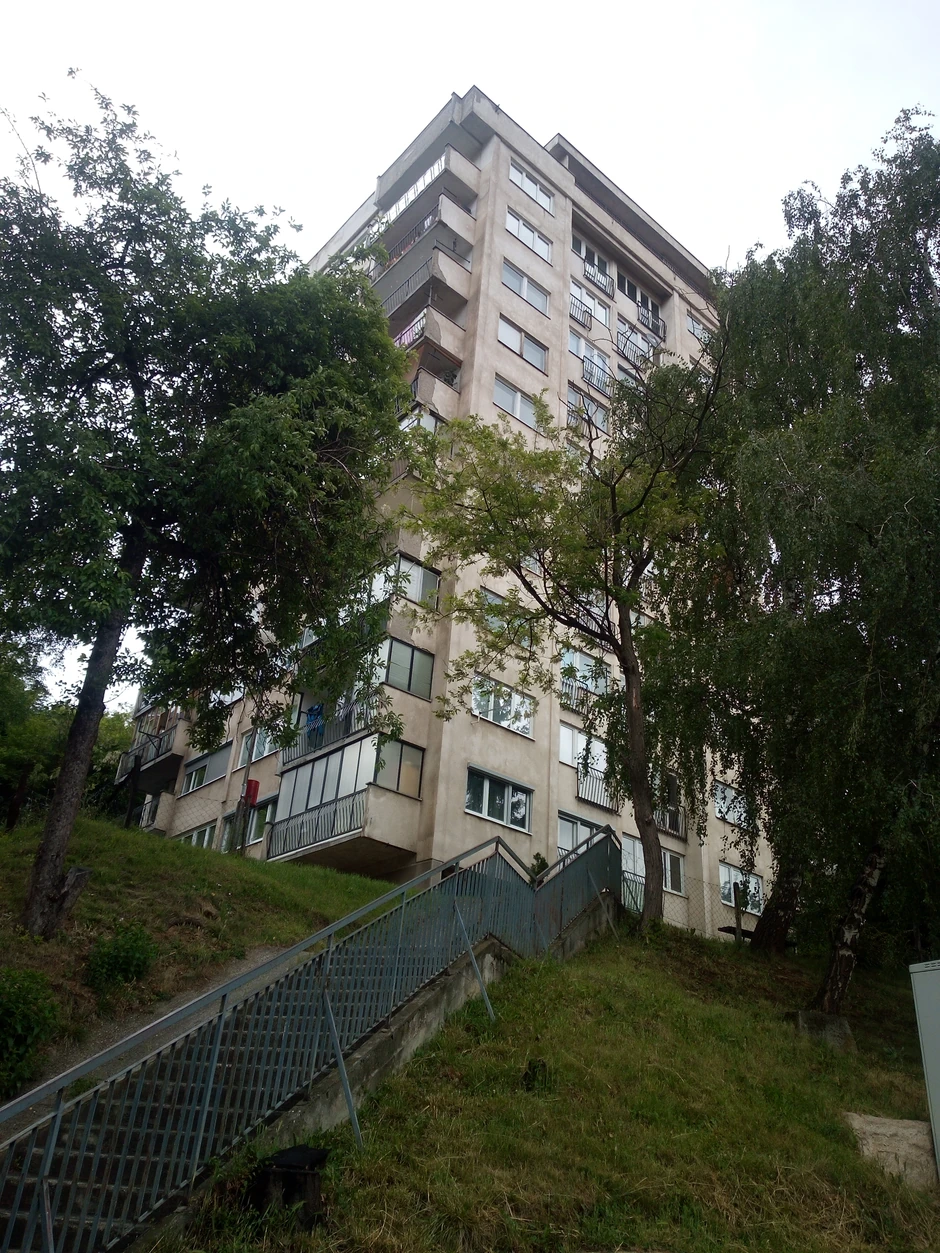 Mladić se obesio o ogradu terase na šestom spratu zgrade