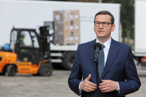 Premier Mateusz Morawiecki podczas wystąpienia dla mediów w Składnicy Rządowej Agencji Rezerw Strategicznych w Komorowie