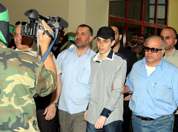 Uwolniony żołnierz izraelski Gilad Szalit przekracza granicę Gazy