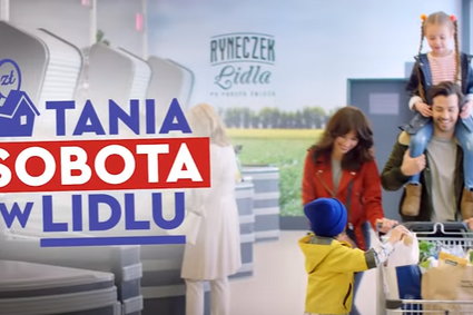 Na zakazie handlu w niedziele korzystają media. Sieci handlowe reklamują się na potęgę