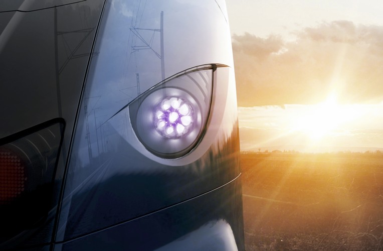 A ten obrazek może być symboliczny. Zarząd Pesy ma nadzieję, że nowy pojazd będzie koniem sprzedażowym i dzięki niemu dla firmy zaświeci słońce. Pod koniec ubiegłego roku spółka  była w największych tarapatach w swojej historii. Do końca grudnia musiała zrealizować jednocześnie osiem dużych kontraktów taborowych o łącznej wartości grubo ponad 2 mld zł. W przeciwnym wypadku przewoźnikom nie udałoby się rozliczyć setek milionów złotych dotacji z poprzedniej perspektywy unijnej, a Pesa zostałaby obciążona odszkodowaniami. Udało się, bo rząd poszedł zakładowi na rękę i zasady odbiorów zostały uproszczone. Za firmą wciąż ciągną się jednak sprawy nierozliczonych kar umownych.