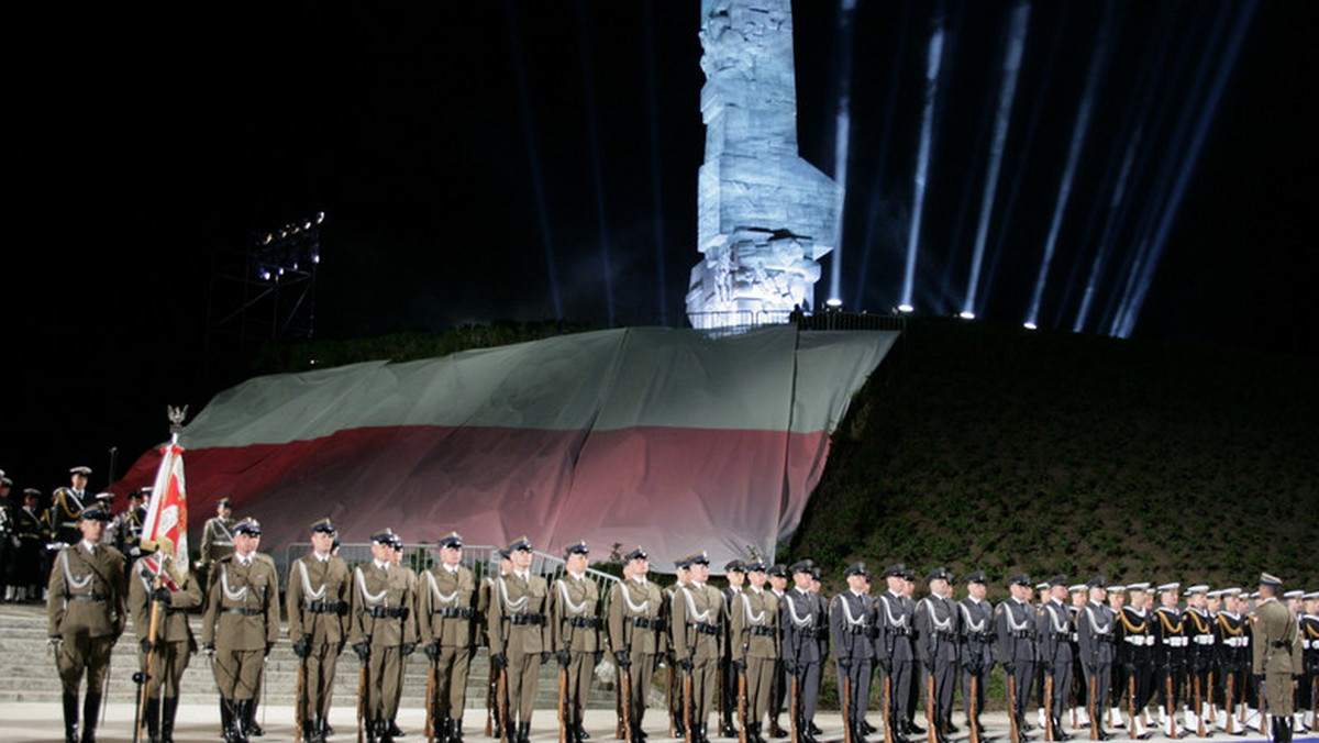 Pracownicy Muzeum Gdańska prowadzili wczoraj swoje prace na terenie Westerplatte, ale musieli je przerwać, bo na miejsce przyjechali policjanci. Przedstawiciele Muzeum II Wojny Światowej i reprezentanci Konserwatora Zabytków przekonują, że doszło do złamania prawa, bo MG nie miało stosownych pozwoleń. Na cały spór można patrzeć, jak na kolejną odsłonę "bitwy o Westerplatte", ale też jak na fragment konfliktu, który na Pomorzu wybuchł dwa lata temu.