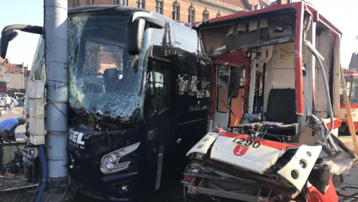 Wypadek w Gdańsku. Zderzenie autokaru z tramwajem