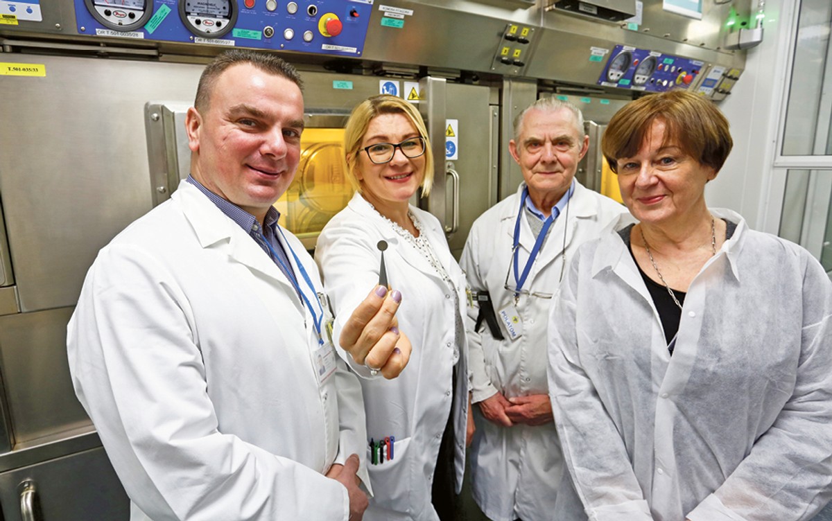 Tomasz Janiak, dr Izabela Cieszykowska, Tadeusz Barcikowski i prof. Renata Mikołajczak z NCBJ