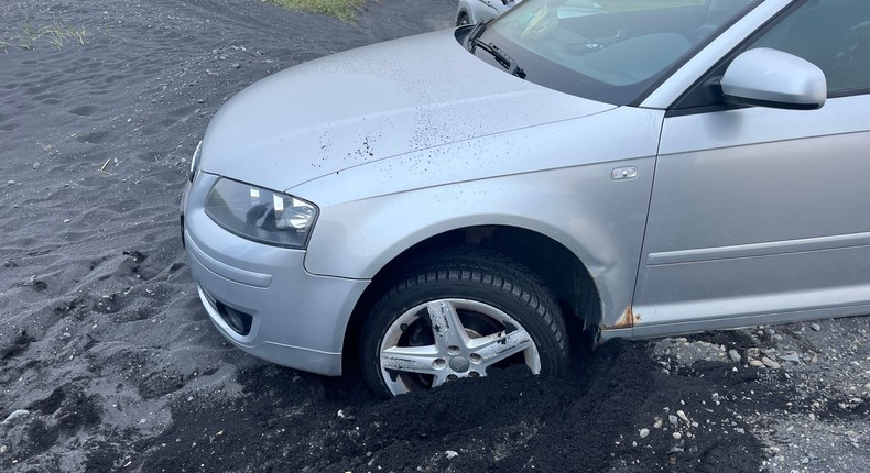 A car stuck in black sand in Iceland.Talia Lakritz/Insider